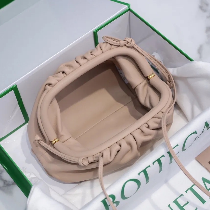 Batch 1120 Bottega Veneta cloud bag ☁️POUCH series original plain calfskin, super low-key and attractive, soft and casual. Major internet celebrity bloggers are crazy about calling it fashionable and classy, ​​lazy and intellectual. Small size: 23*13*8 (small cloud plain) nude pink, model: 6671
